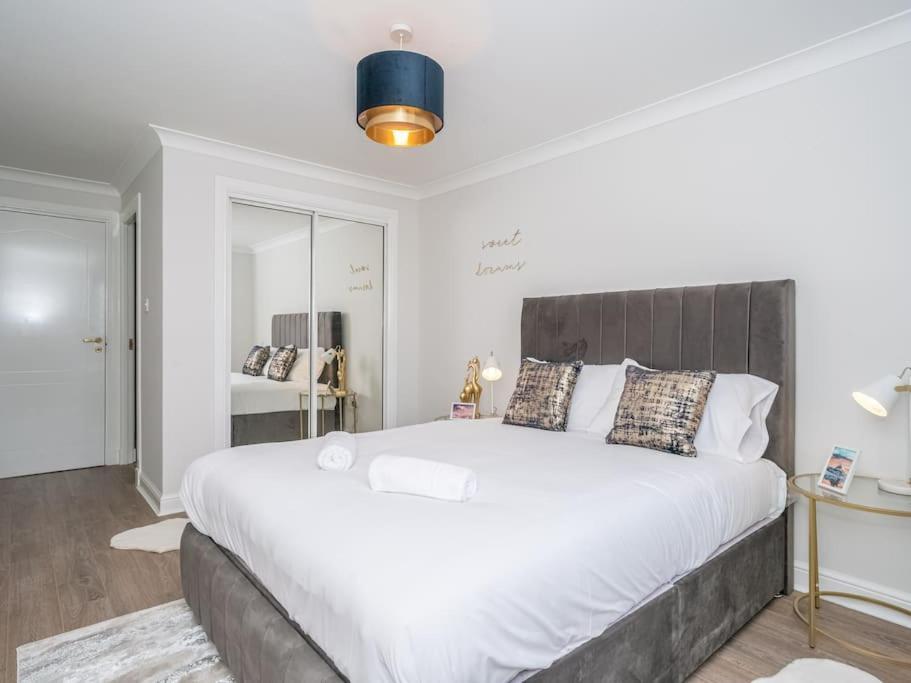 Luxury 2Bed 2Bath Flat In City Centre- Free Parking! Apartment Единбург Екстериор снимка